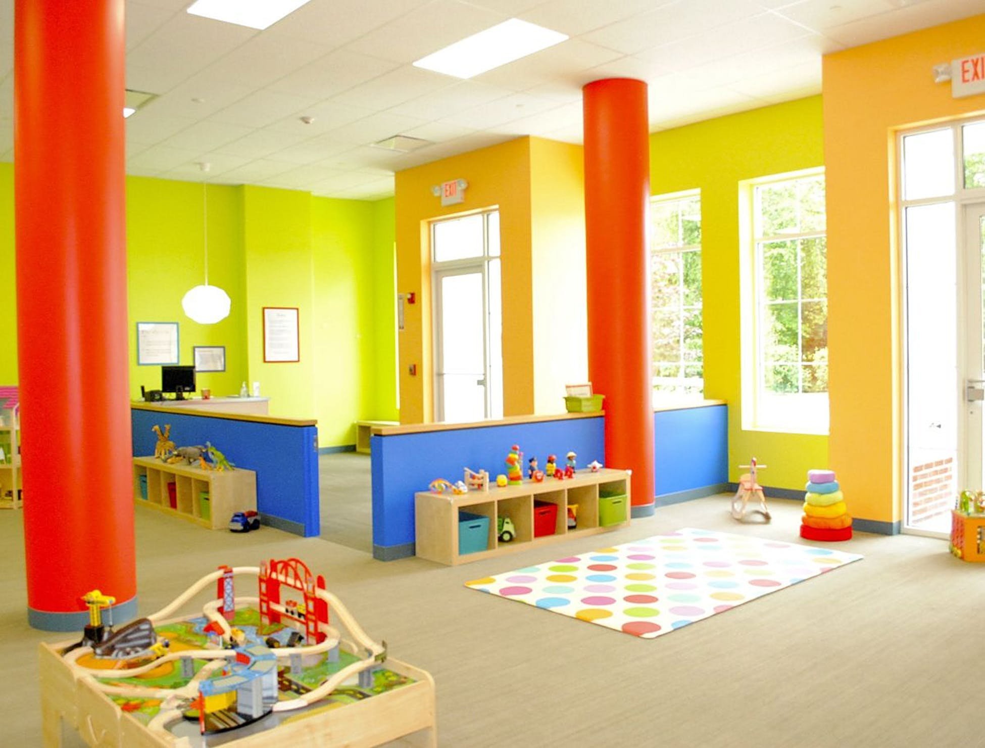 Какие есть детские помещения. Цвет стен в детском саду. Интерьер группы в детском саду. Интерьер детского садика. Помещения детского сада.