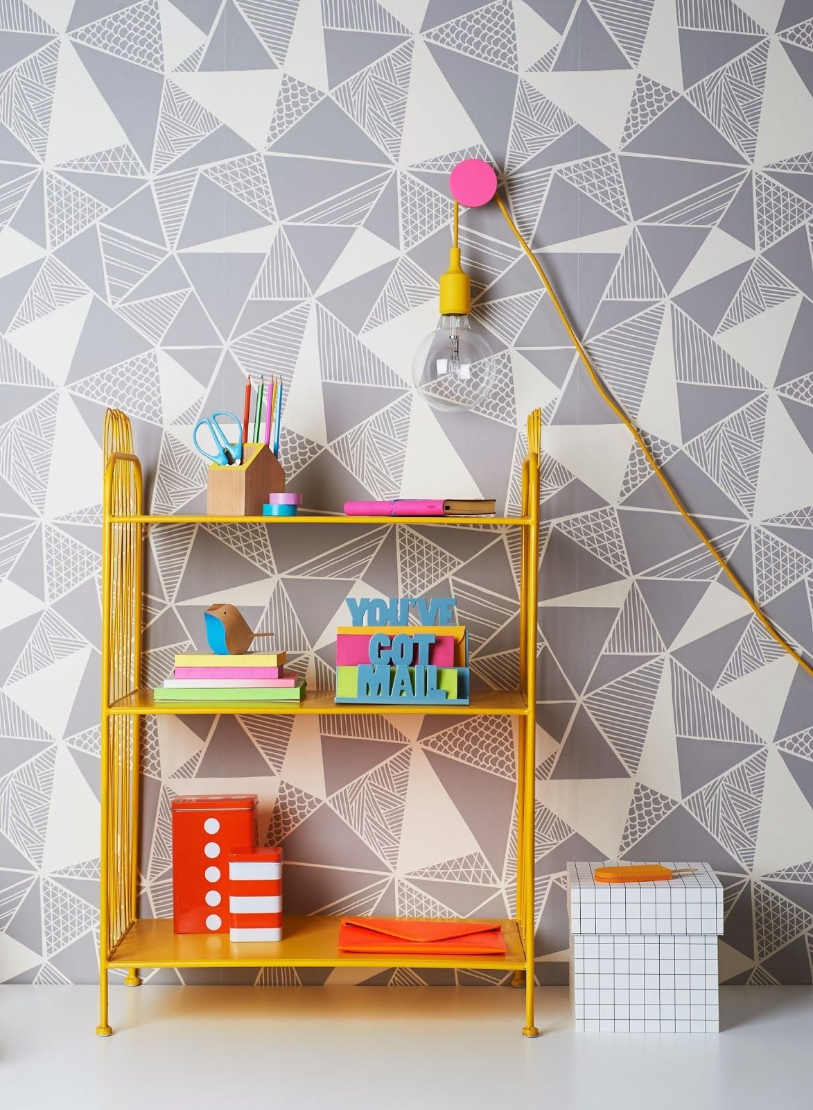 геометрический дизайн стен в детской комнате