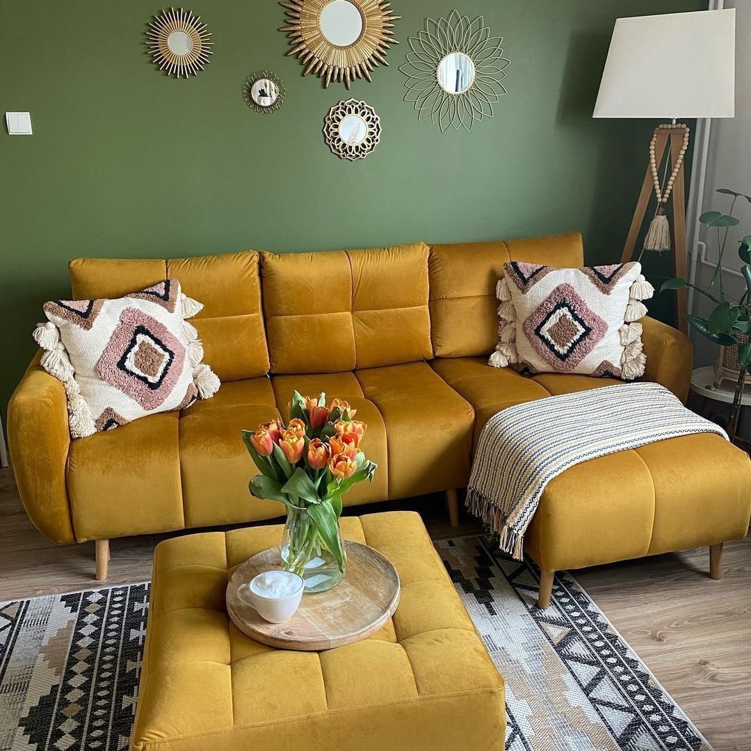 Подушки к желтому дивану в интерьере гостиной