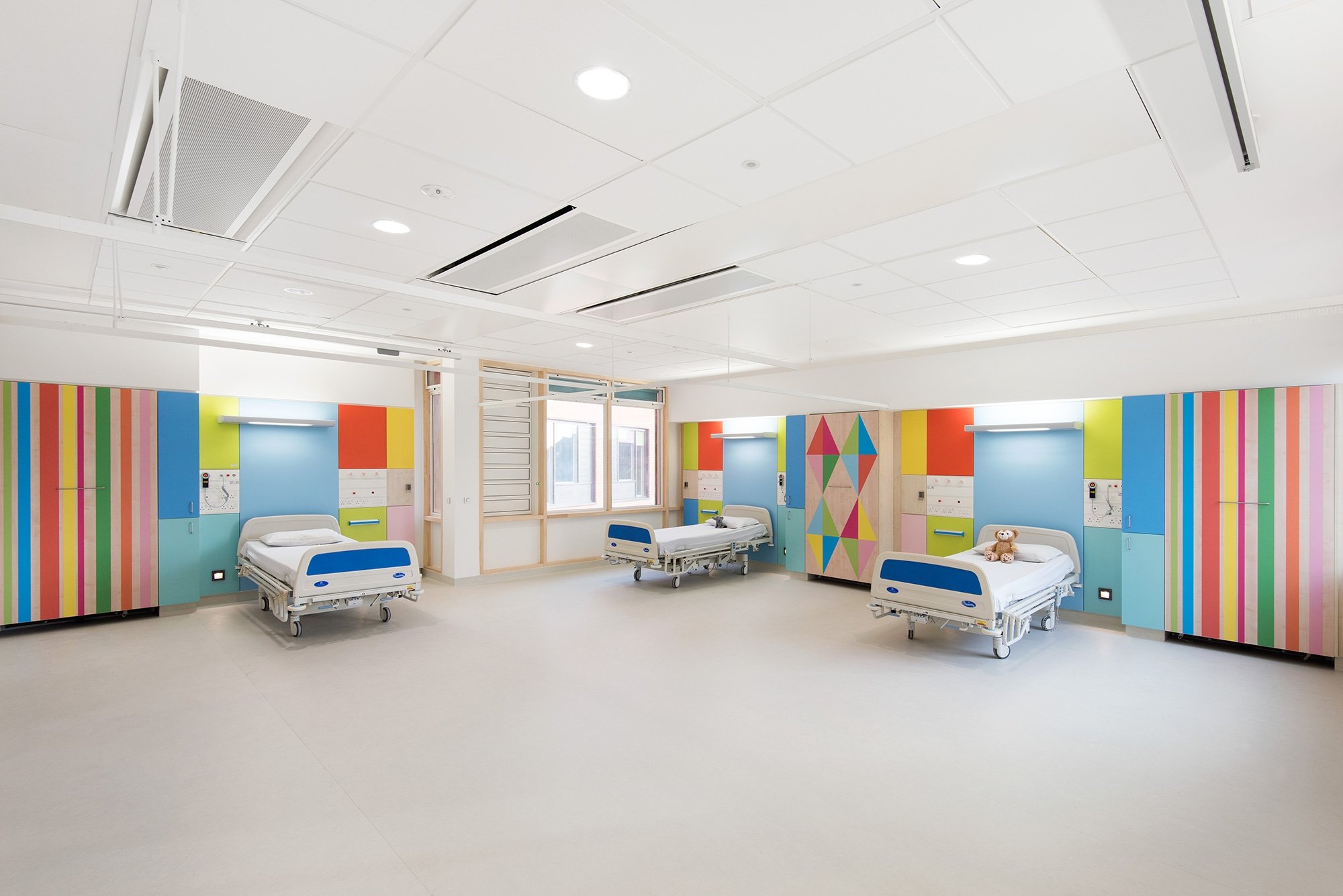 Сайт детской больницы. Morag Myerscough Sheffield children’s Hospital. Интерьер детской поликлиники. Детская больница. Детская больница интерьер.