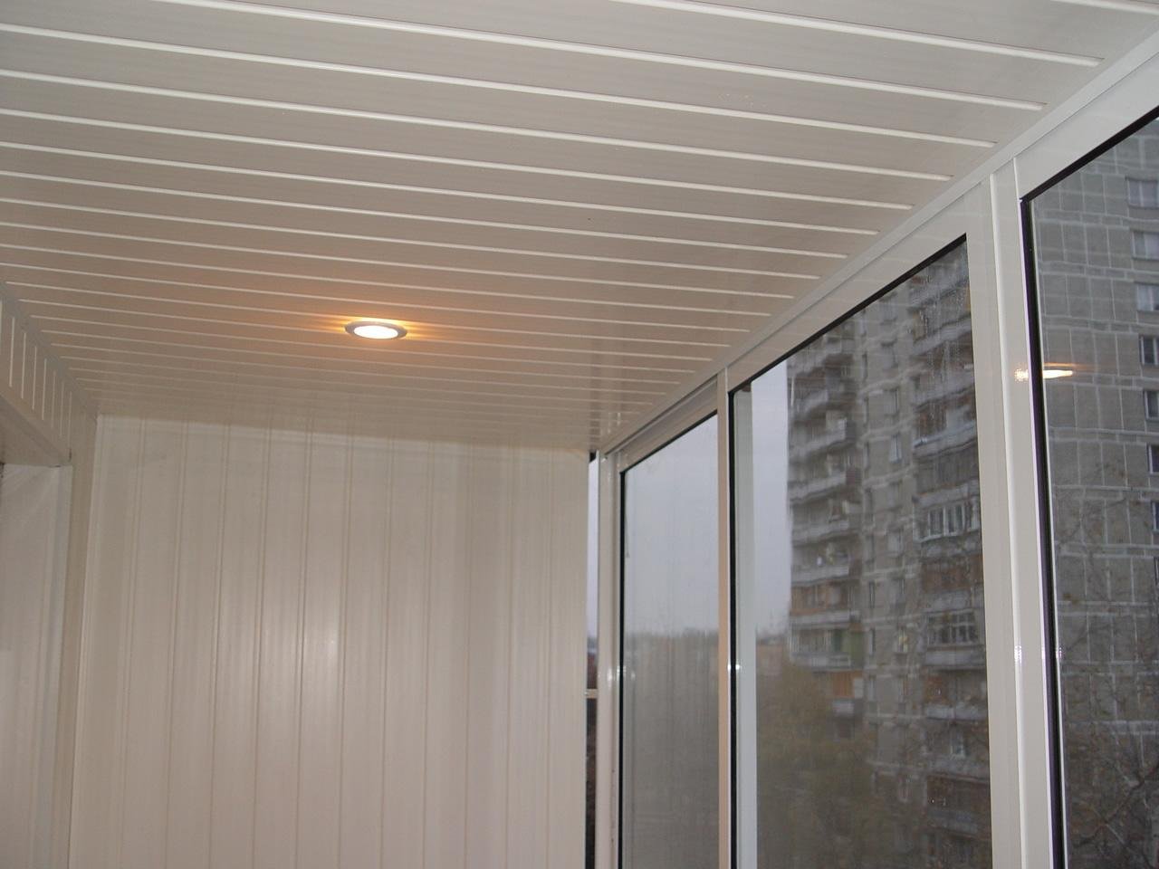 Потолок на балконе из пластиковых панелей — обшивка потолочного покрытия пластиком своими руками