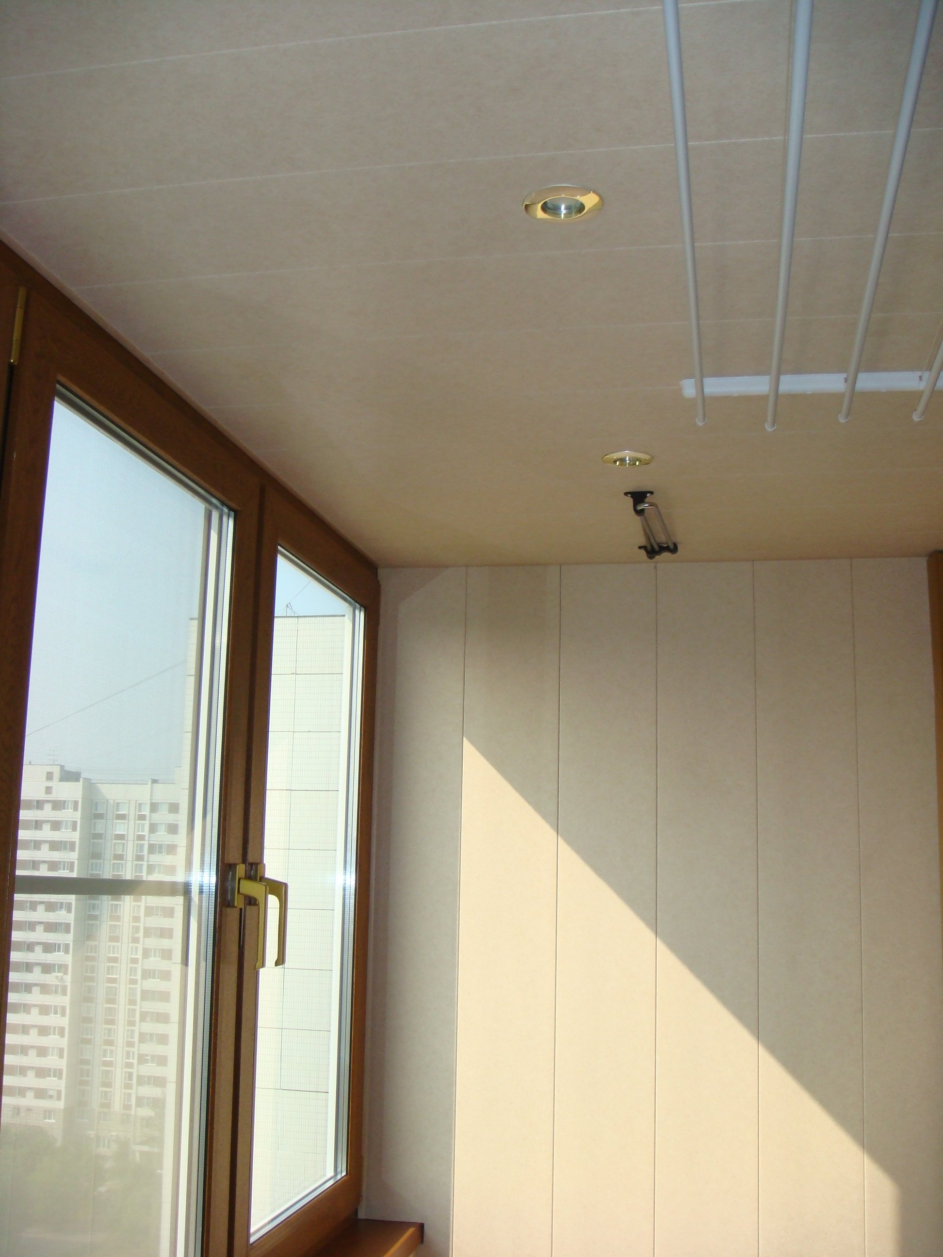 Потолок пвх балкон. Реечный потолок ПВХ на балконе. Пластиковый потолок на лоджии. Потолочные панели на балкон. Реечный потолок на лоджию.