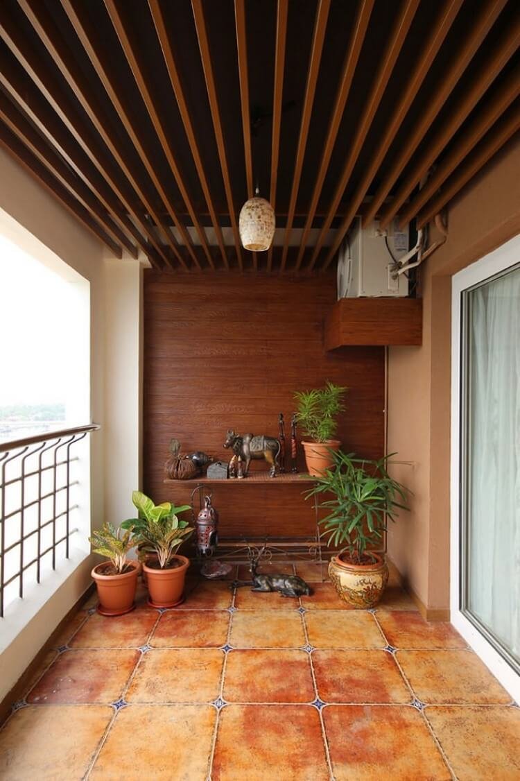 Потолок из ламината на балконе