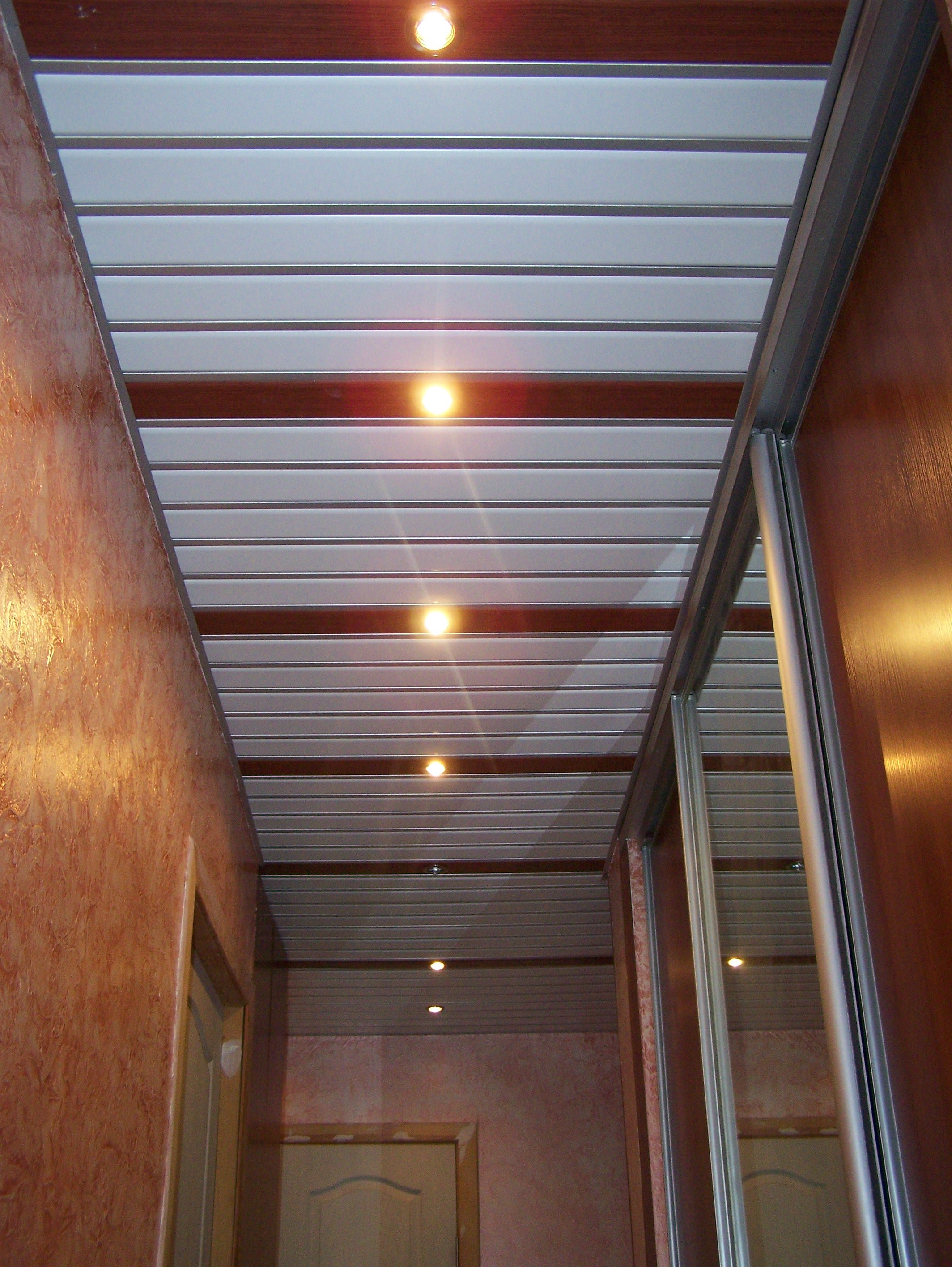 Отделка пвх потолок. Реечный потолок в коридор. Реечный потолок в прихожую. Реечный потолок пластиковый. Пластиковый реечный потолок на балконе.
