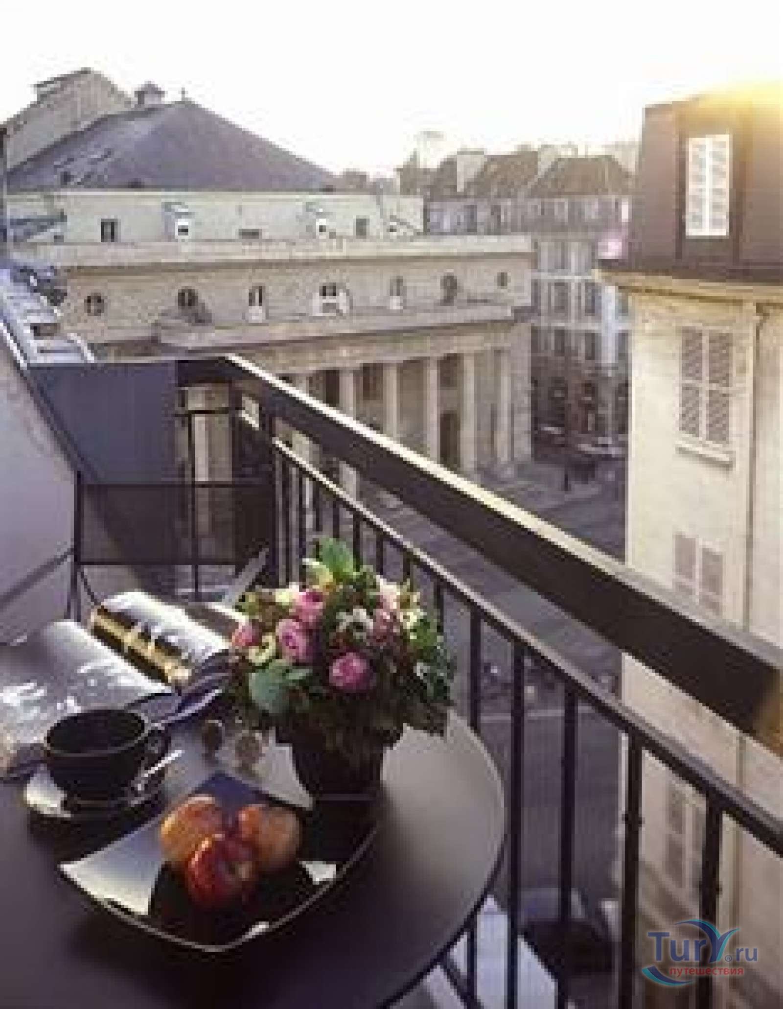 балкон с цветами в париже