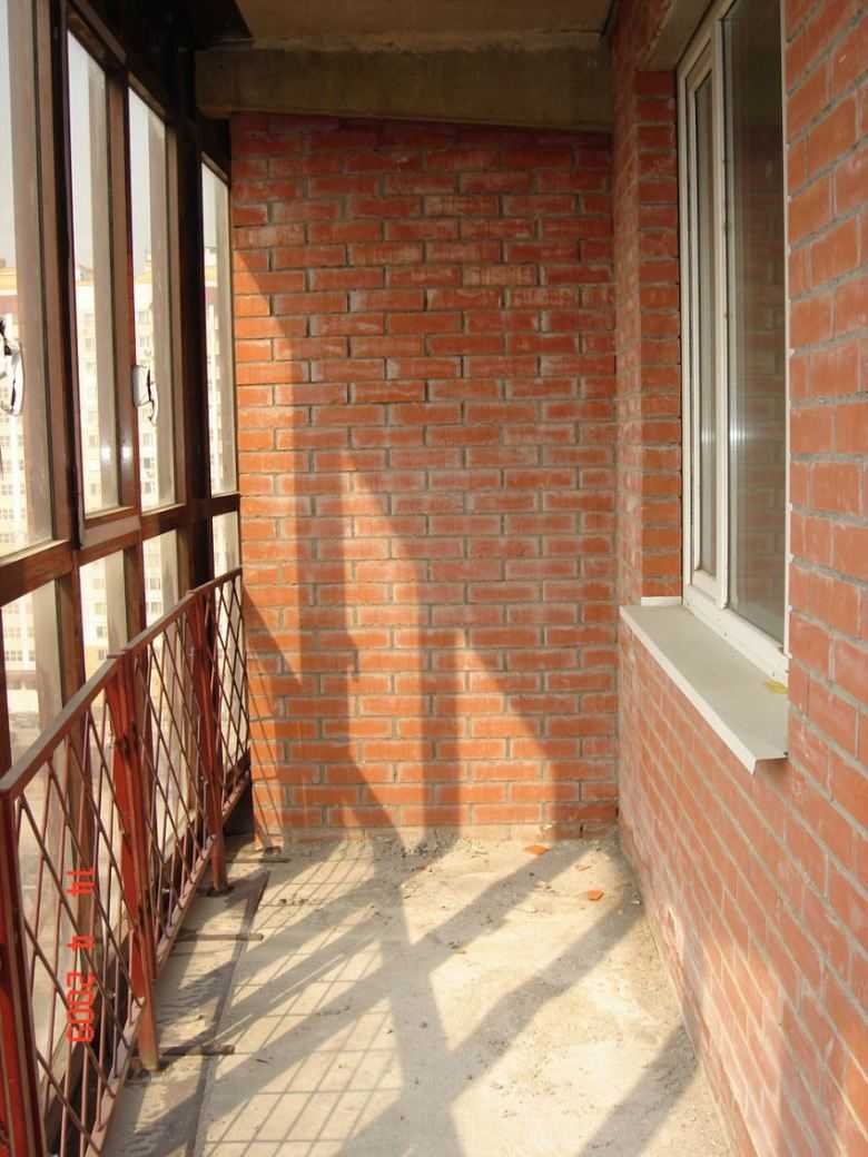 балкон с красным кирпичом дизайн