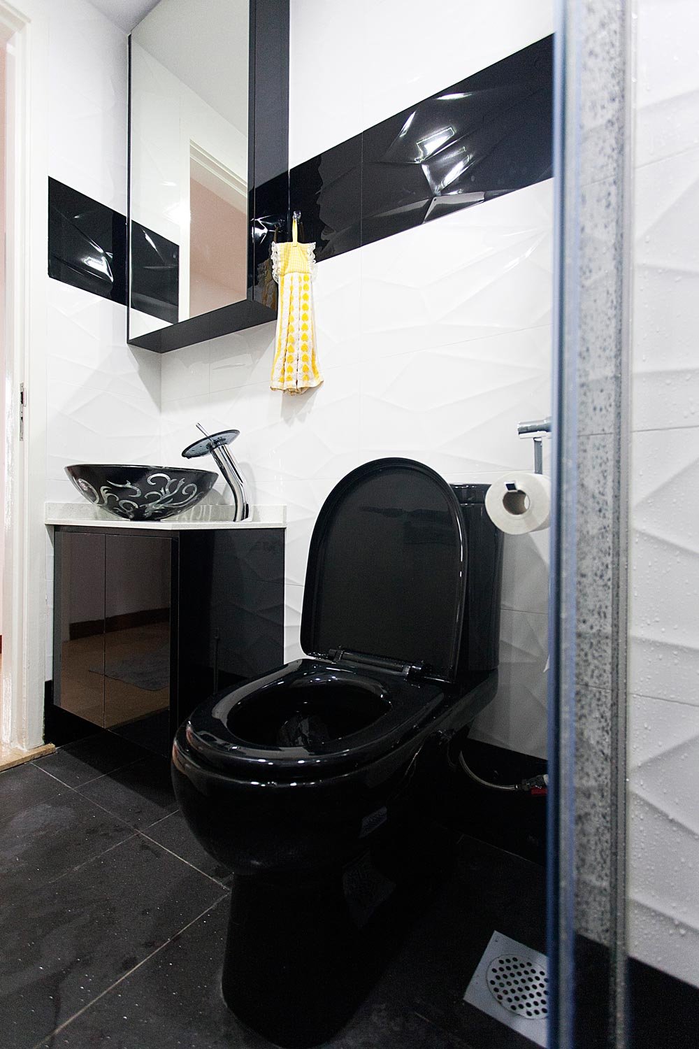 Туалет с черным унитазом - 69 фото