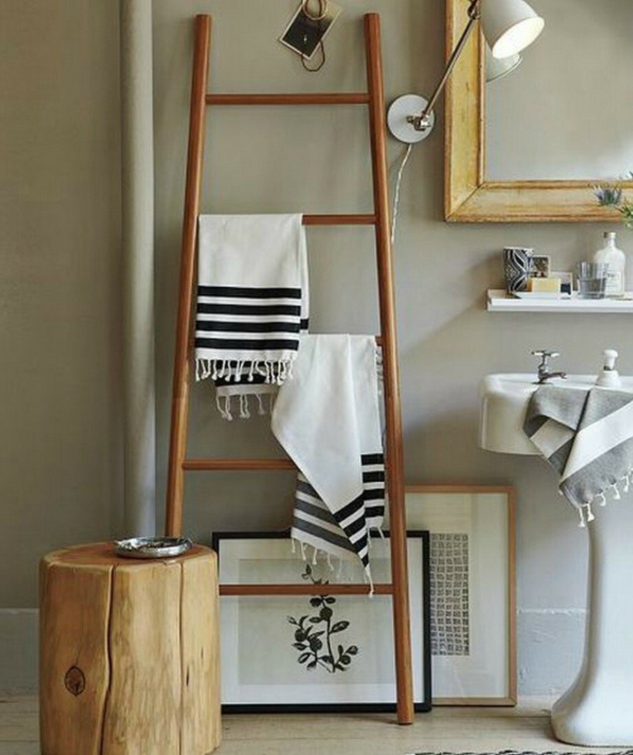 Как практично и модно оформить полки в ванной комнате