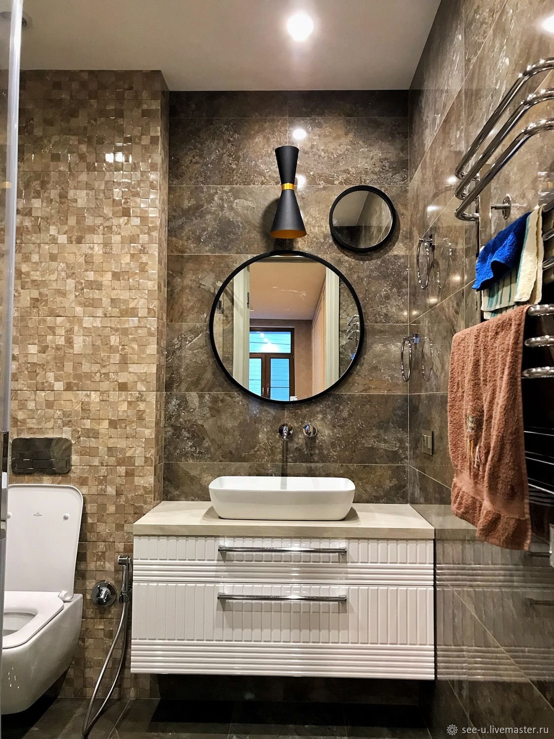 Интерьер ванной с овальным зеркалом