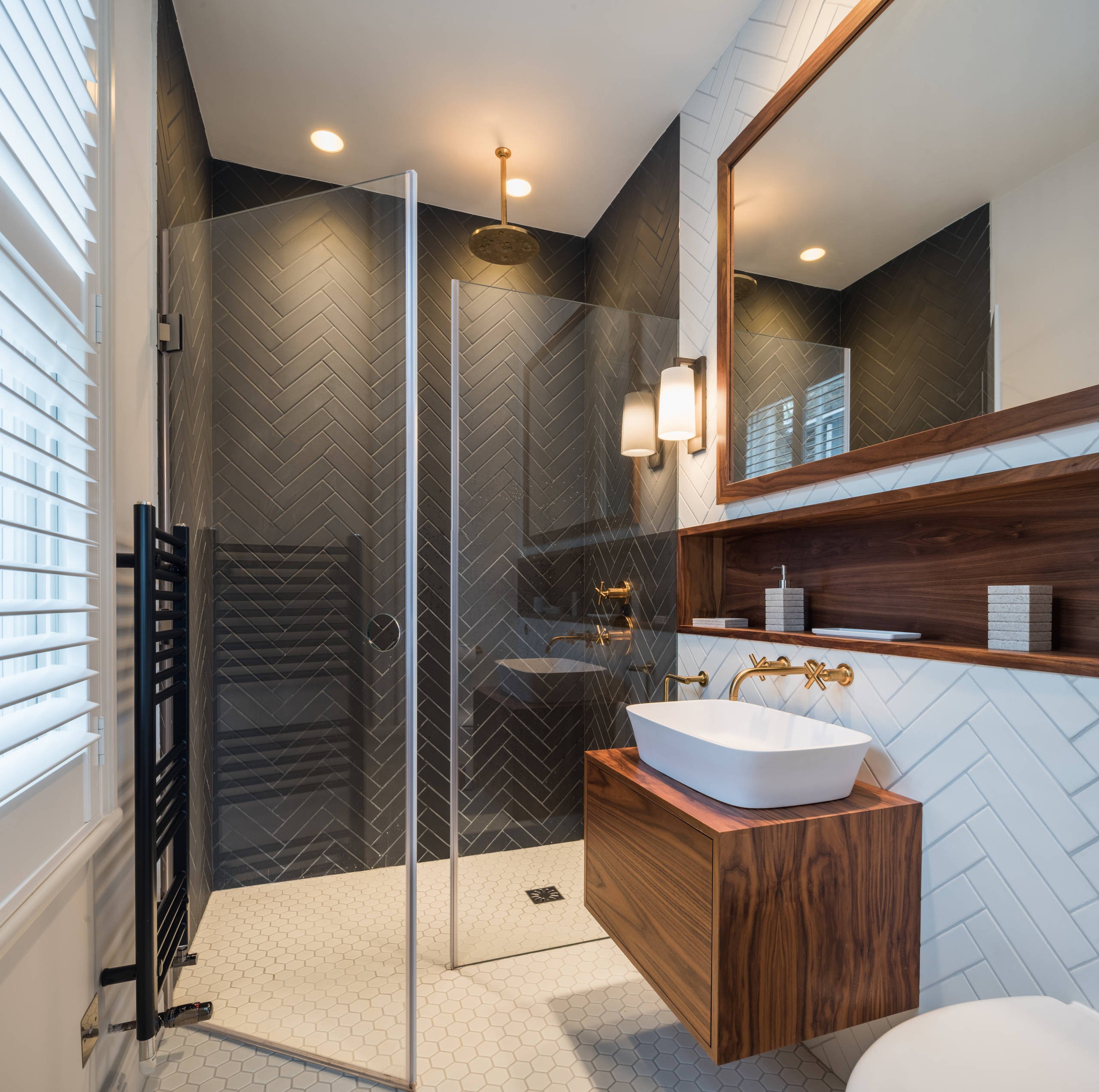 Дизайн ванной комнаты 2024 с душевой. Душевая лофт 5м2. Современная ванная комната. Санузел в современном стиле. Стильные душевые комнаты.
