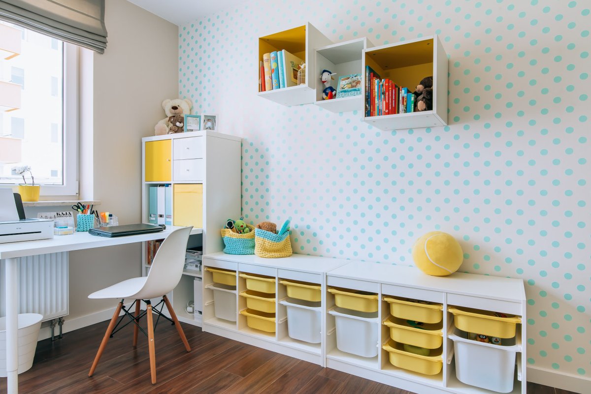 Полочки в детской вдоль стены
