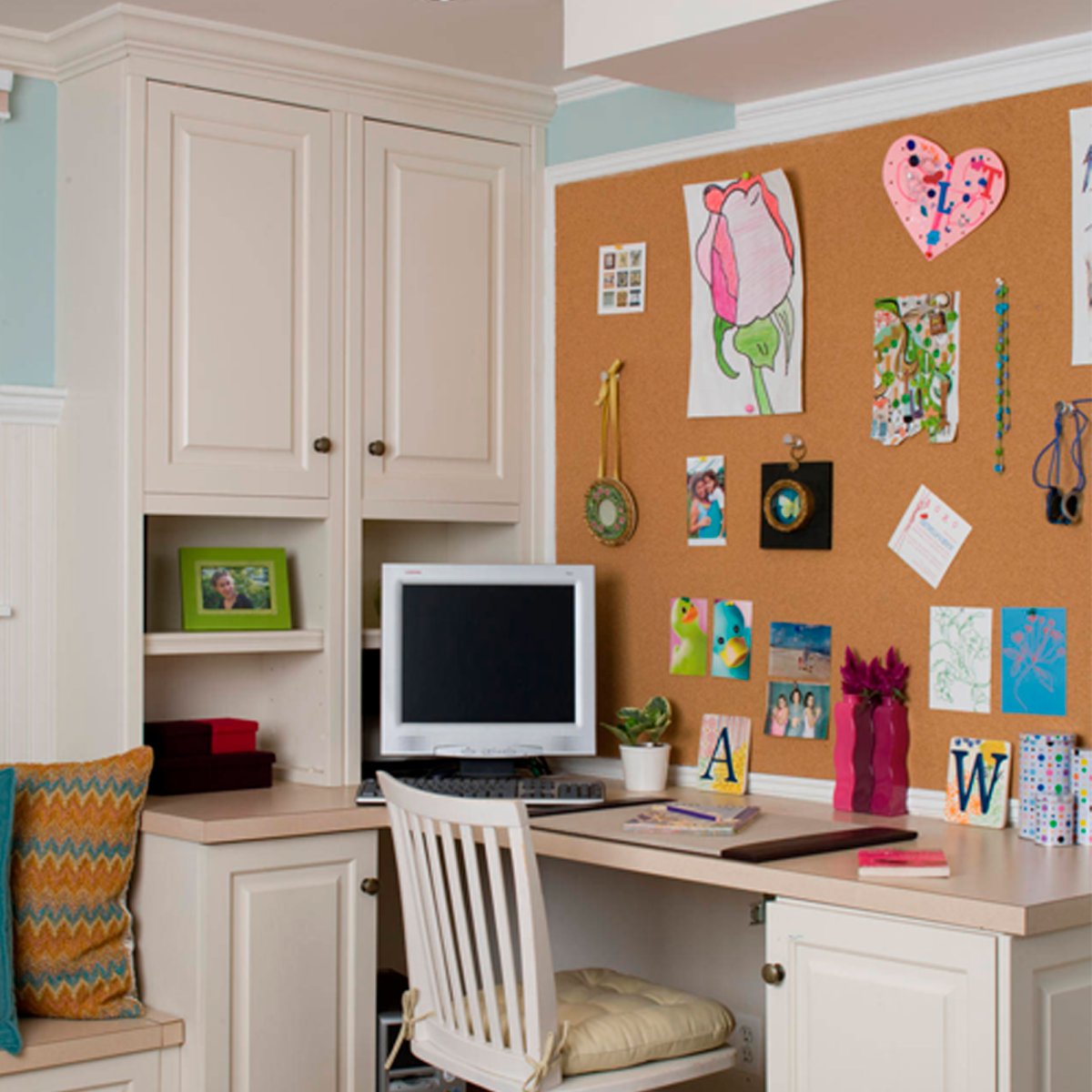 Учебная зона в детской комнате