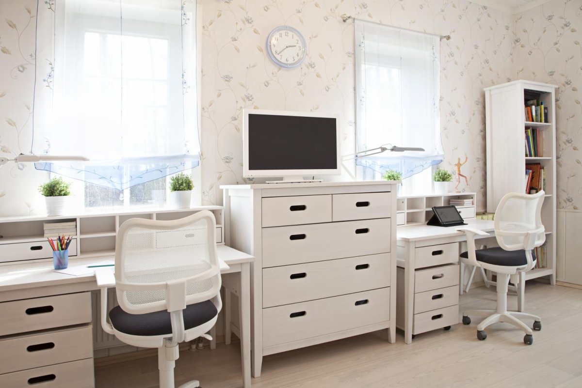 Столы в детскую комнату для двоих