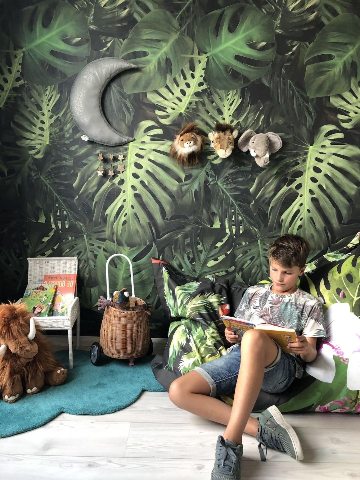 Сказочное дерево на стене