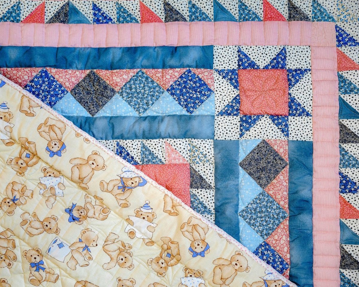 Лоскутное детское одеяло бумбон