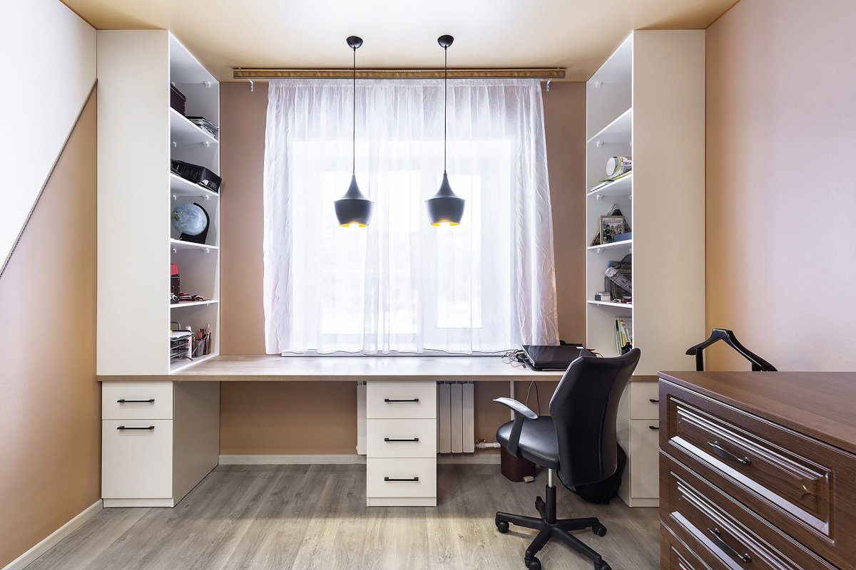 Детская комната стол у окна