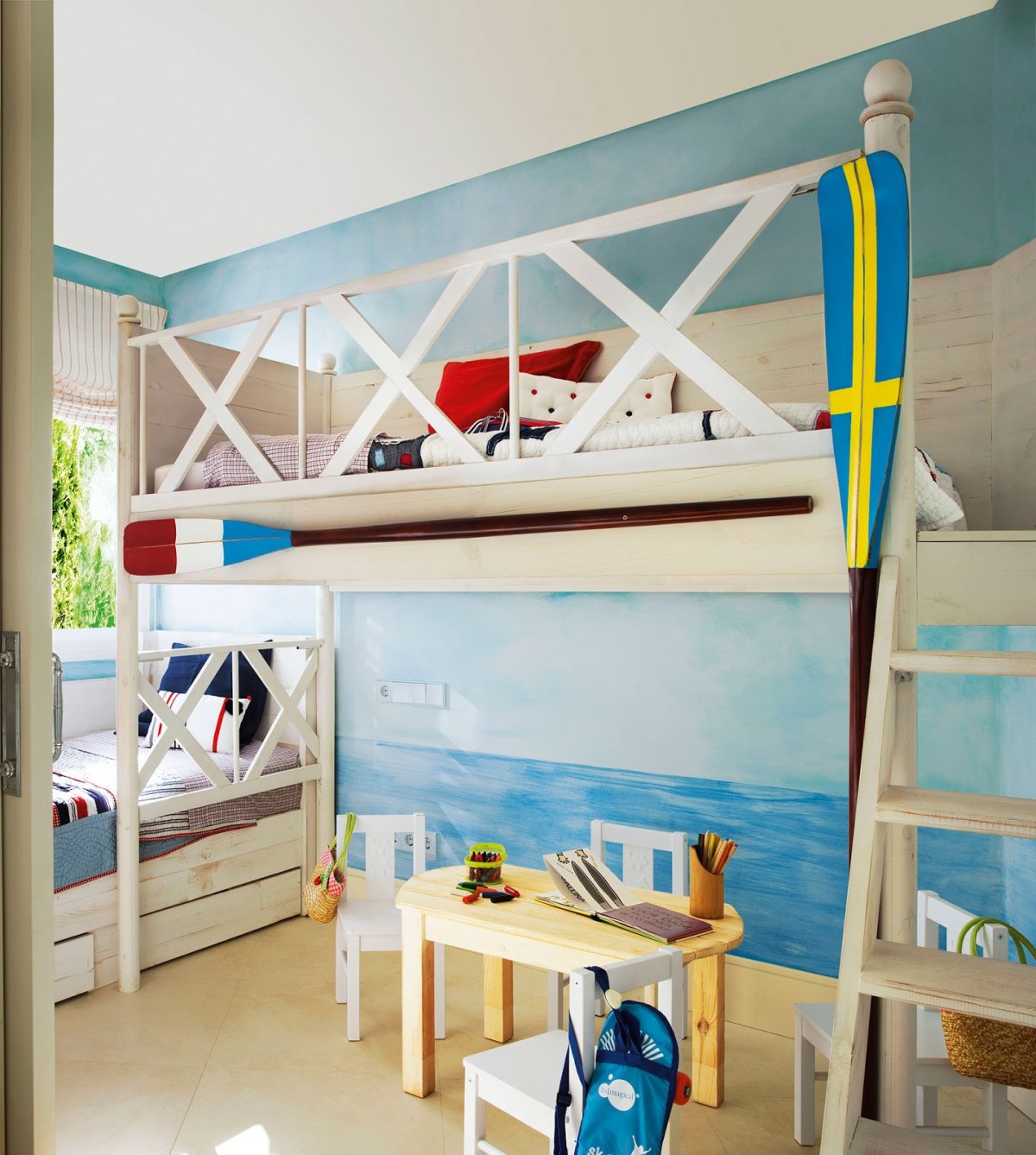 Кровать чердак в морском стиле