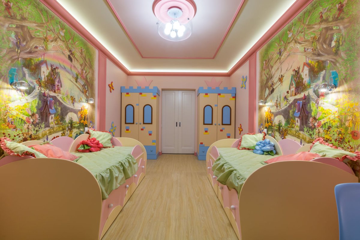 Квадратная детская комната для девочки