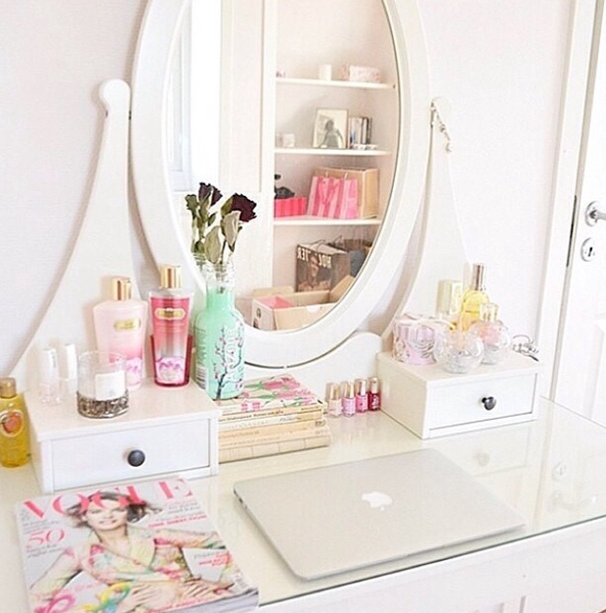 Косметика на туалетном столике в интерьере