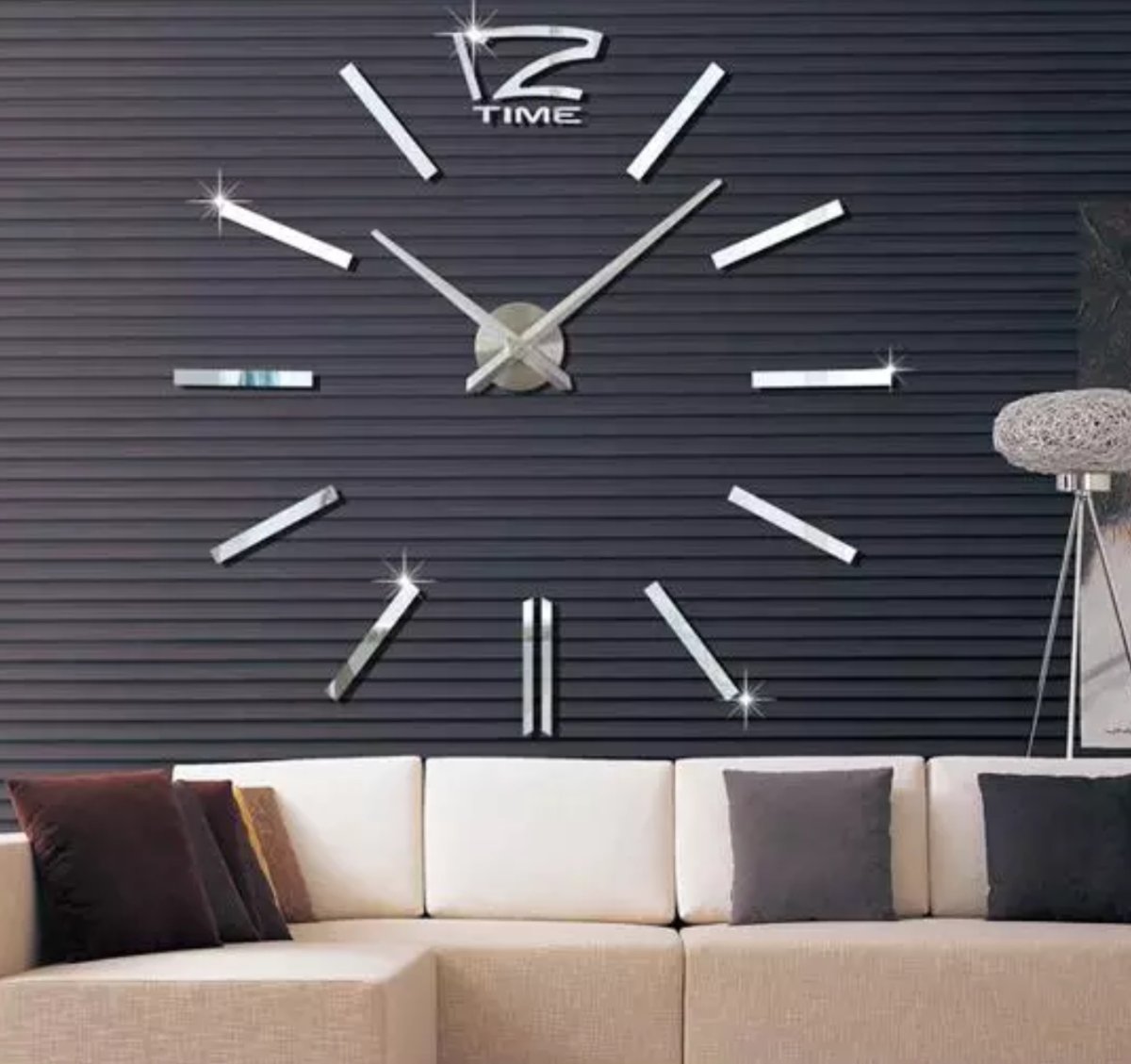Настенные часы в интерьере гостиной