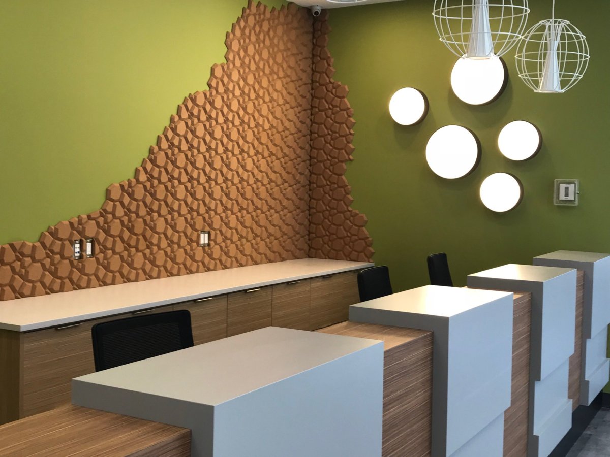 Пробковая стена в изголовье кровати