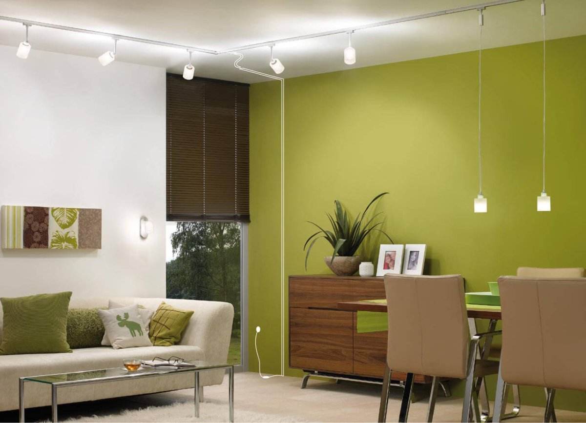 Трековые светильники на потолке