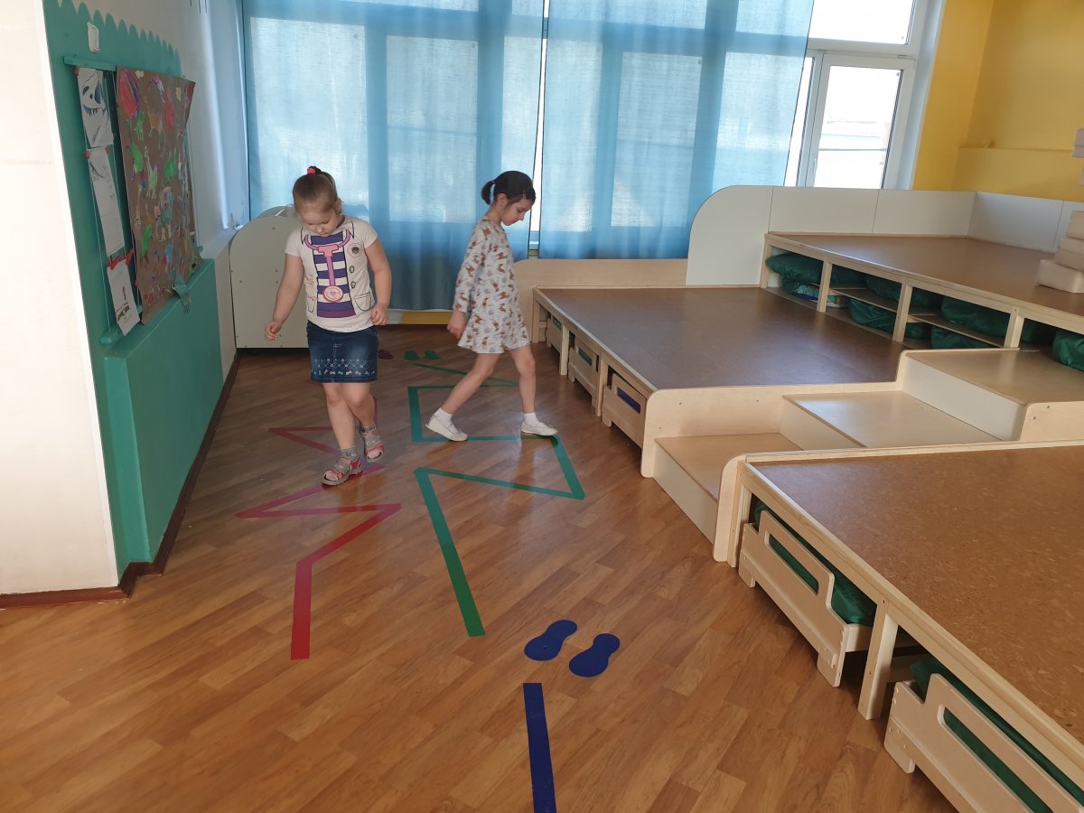 Кровать-подиум в детской саду