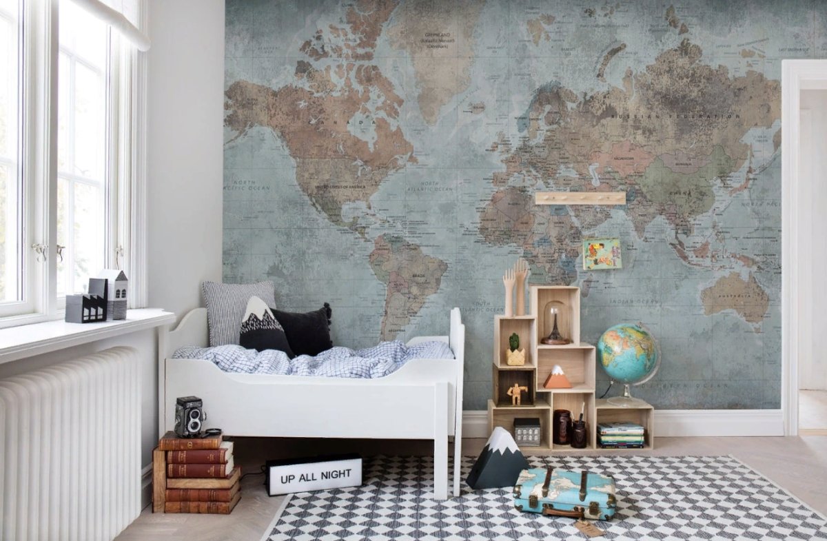 Интерьер детской с картой мира на стене