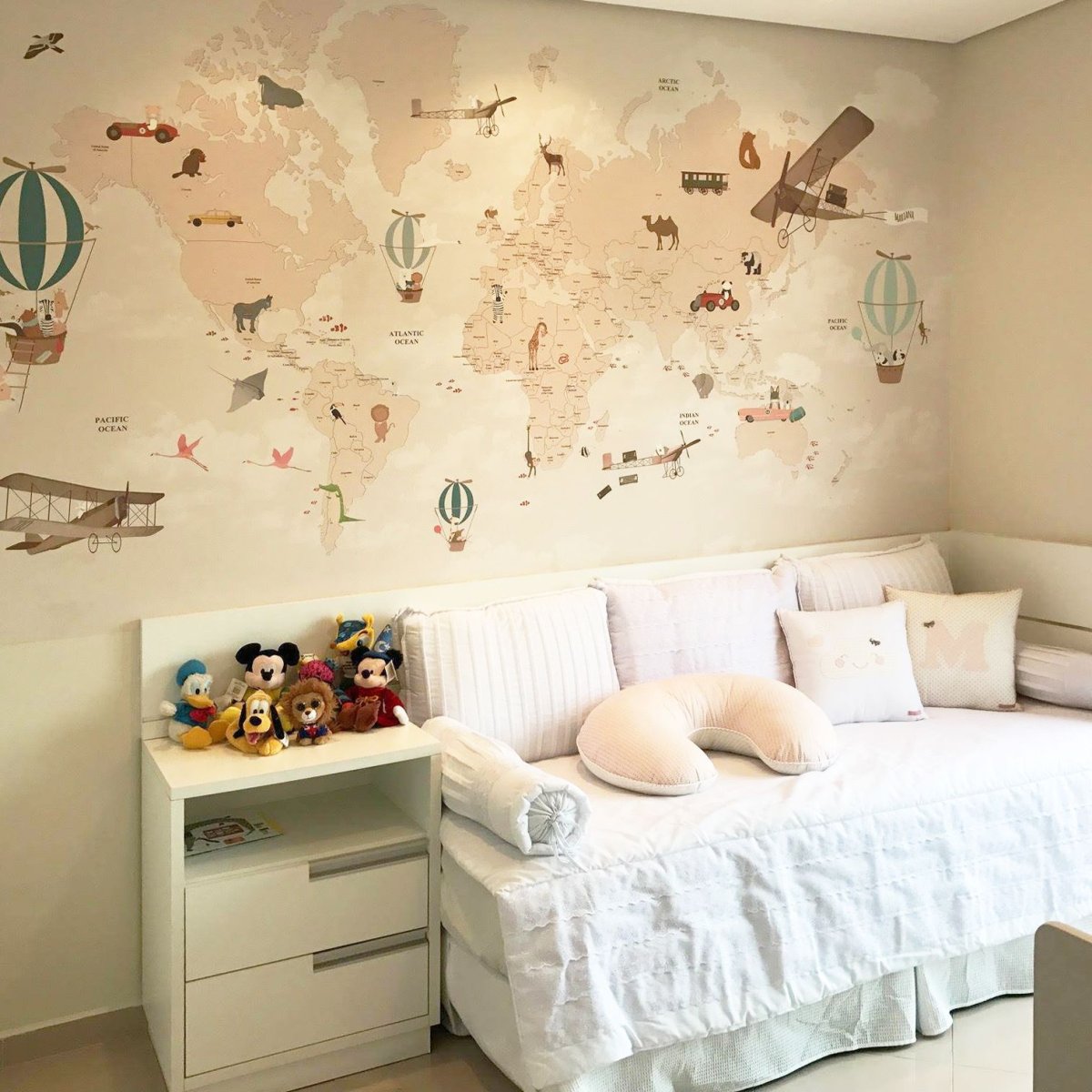 Сочетание детских обоев с картой мира