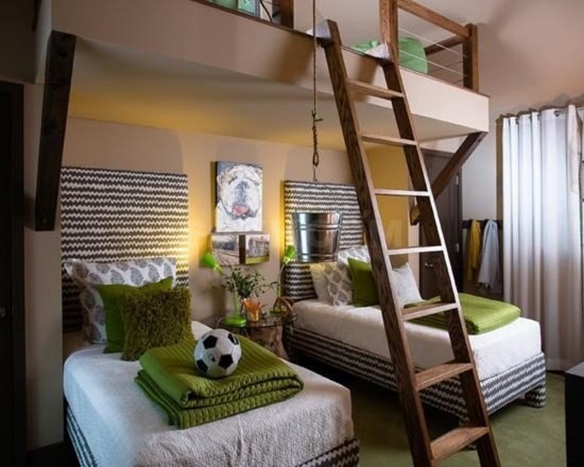 Комната для мальчика и девочки с высокими потолками