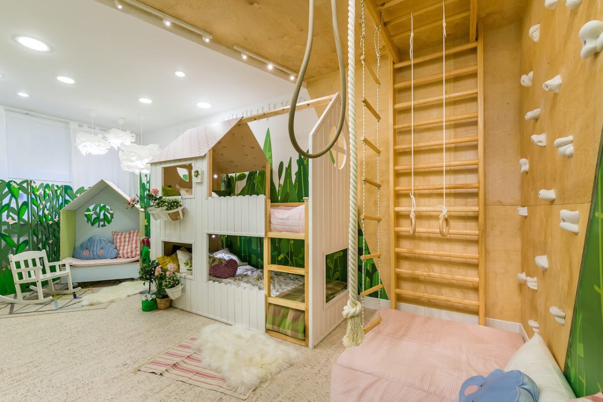 Шведская стенка в детской комнате