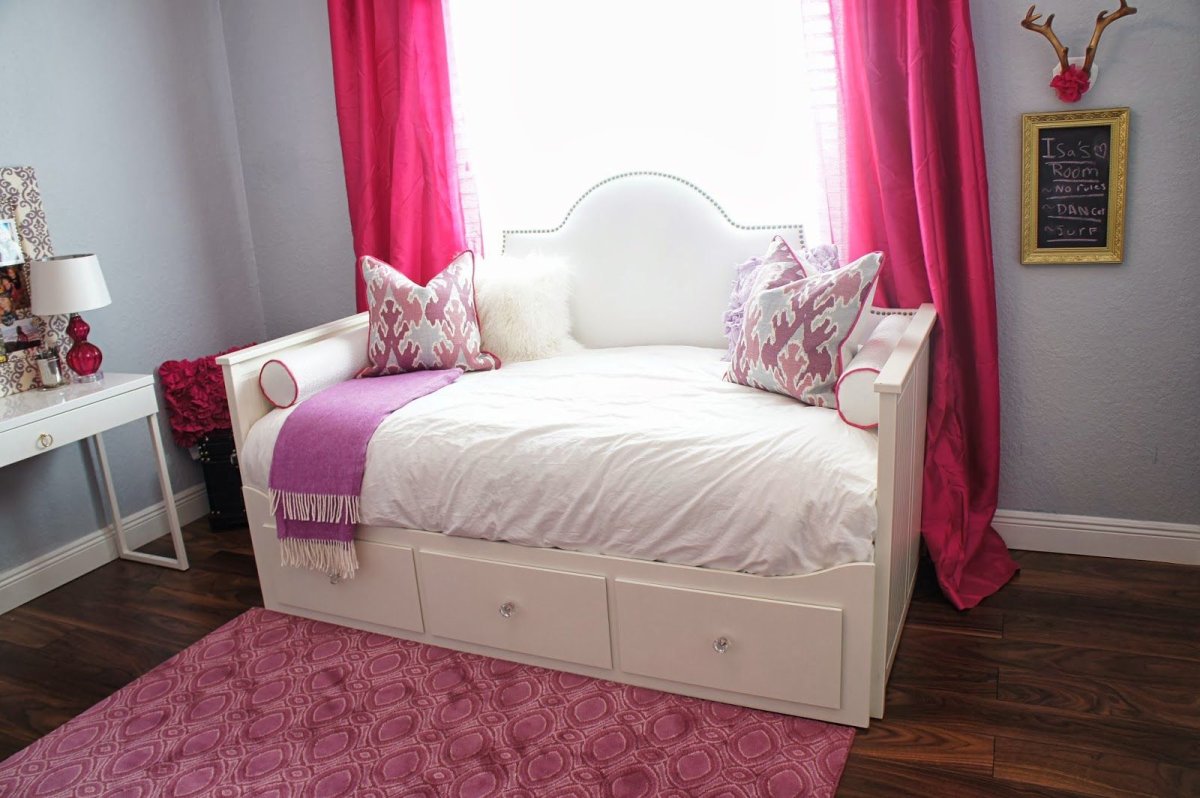 Комната для двух девочек с диванами