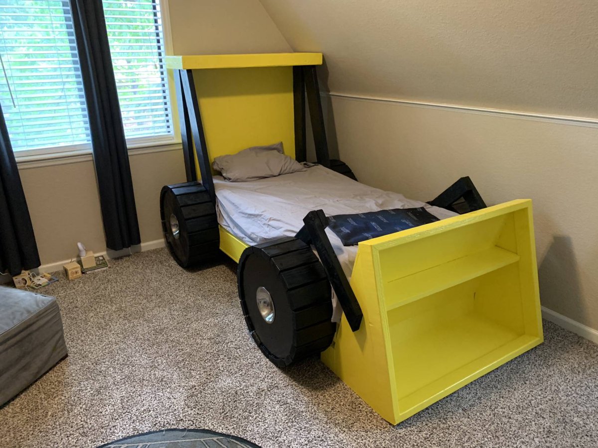 Детская кровать трактор