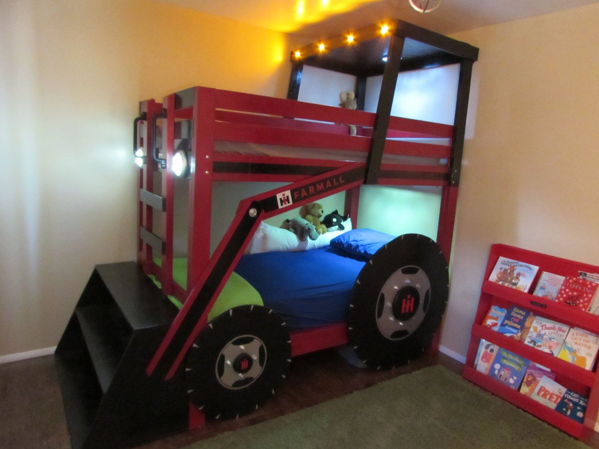 Кровать трактор Cat для мальчика из дерева своими руками