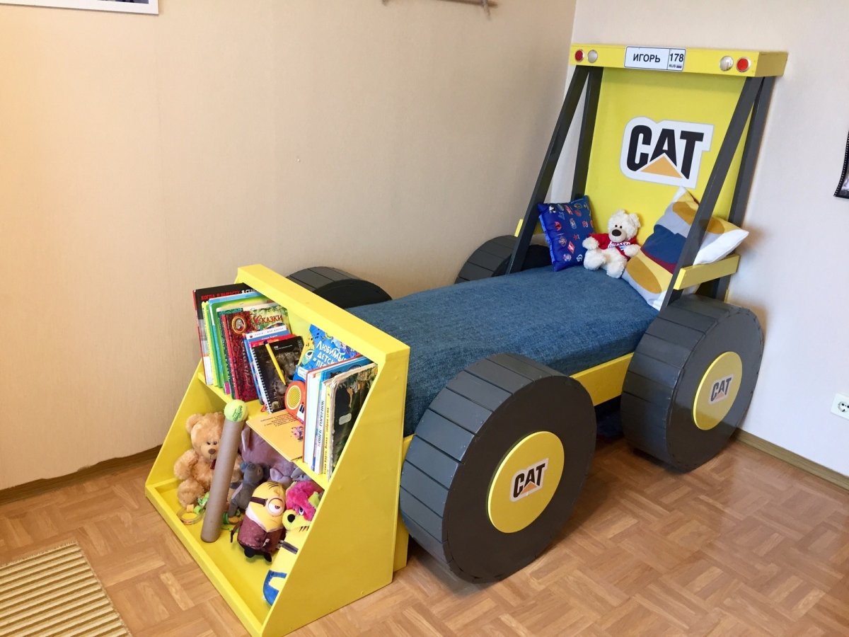 Кровать в виде трактора