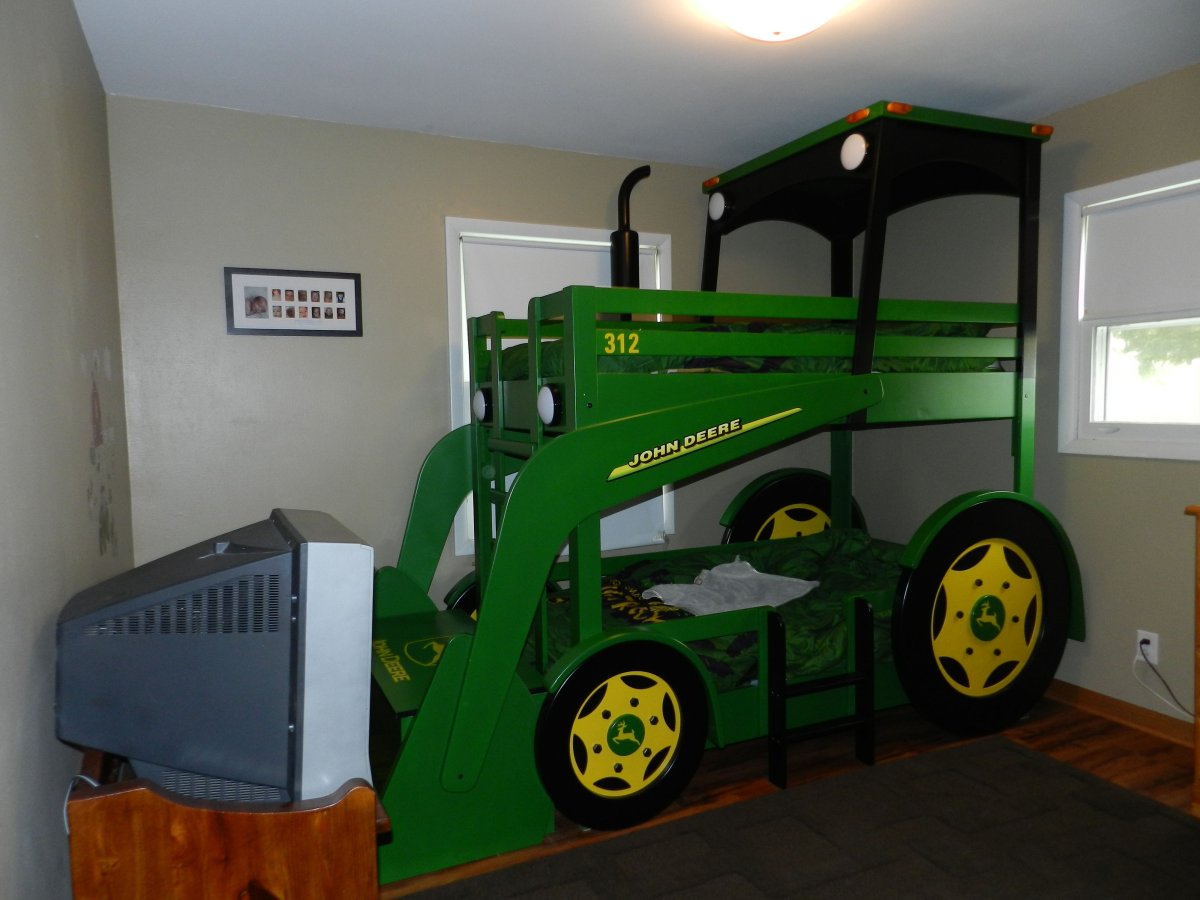 Детская комната с тракторами