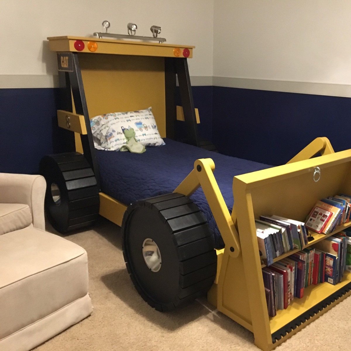 Кровать трактор из дерева