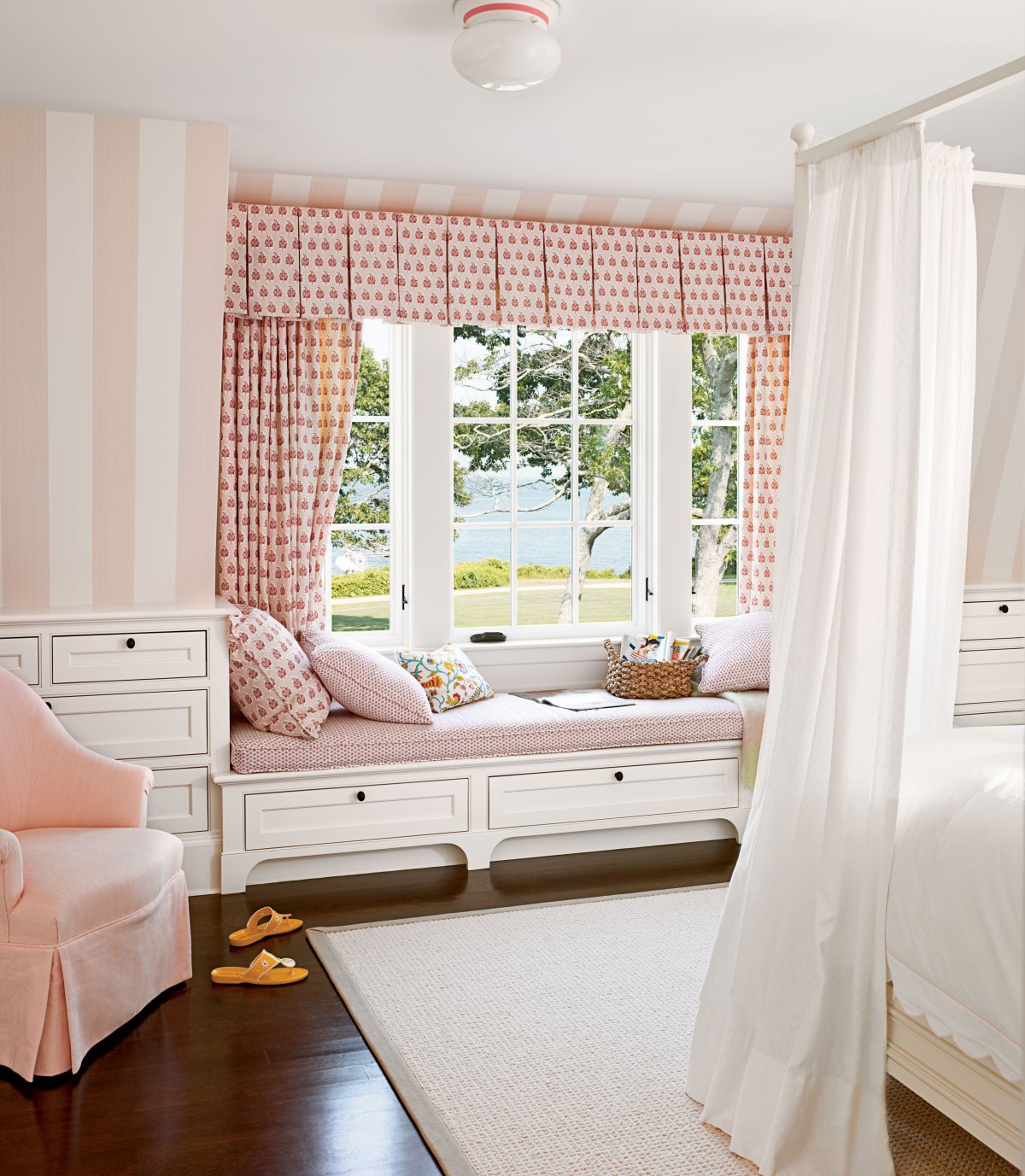 Подоконник диван