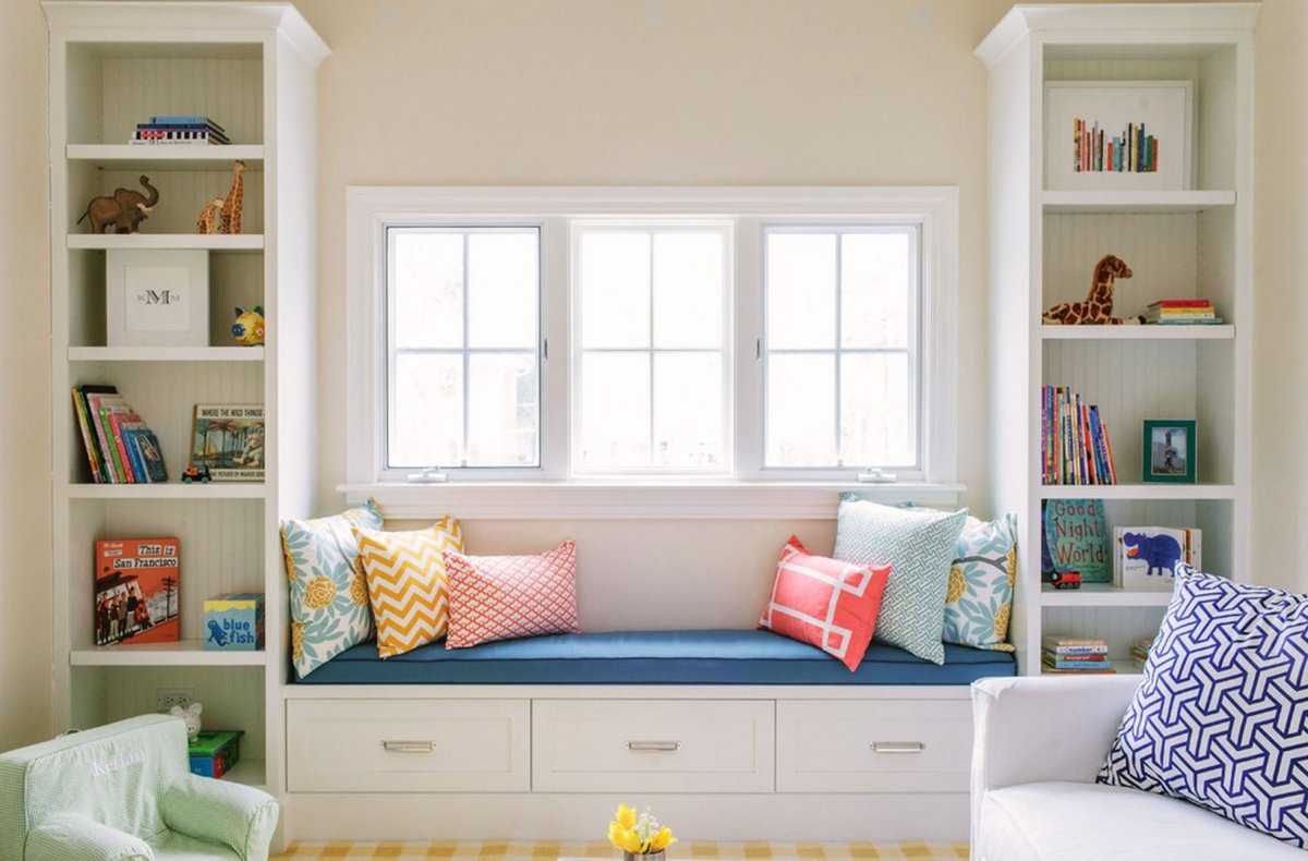 Диван под окном в детской