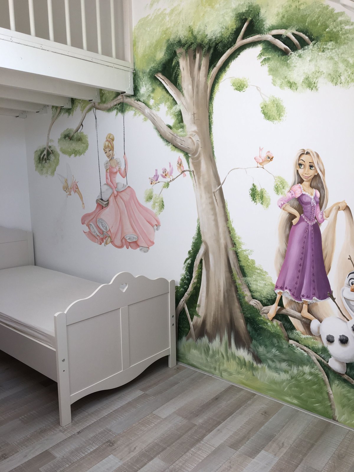 Рисунок на стене в детской