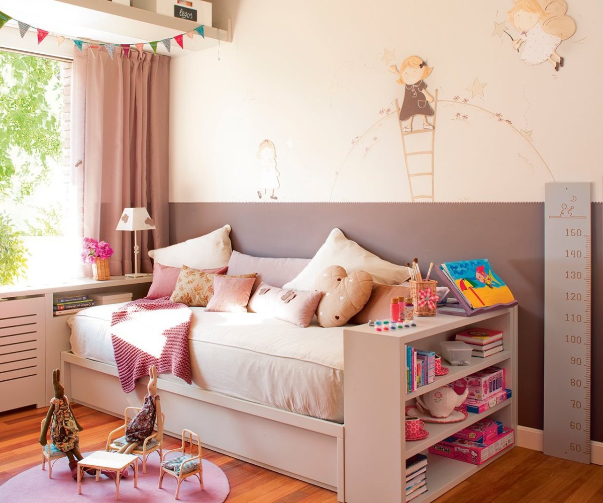 Компактная кровать для маленькой комнаты