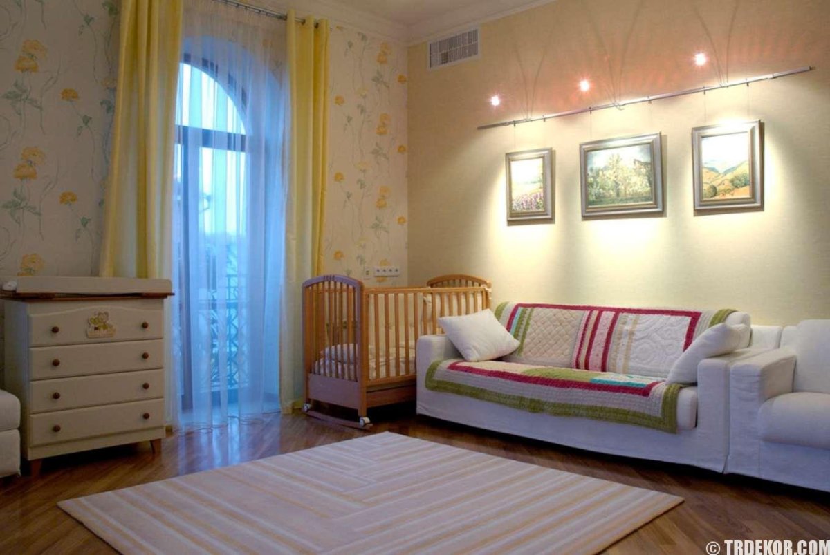 Зал с детской кроватью