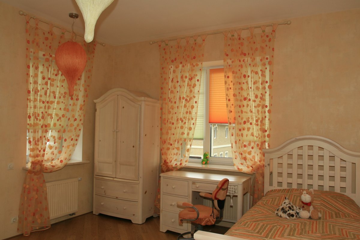 Оранжевые занавески в детскую