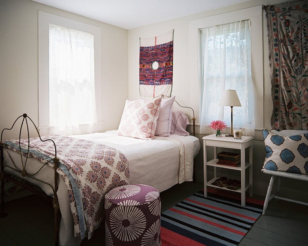 Маленькая спальня с двумя окнами