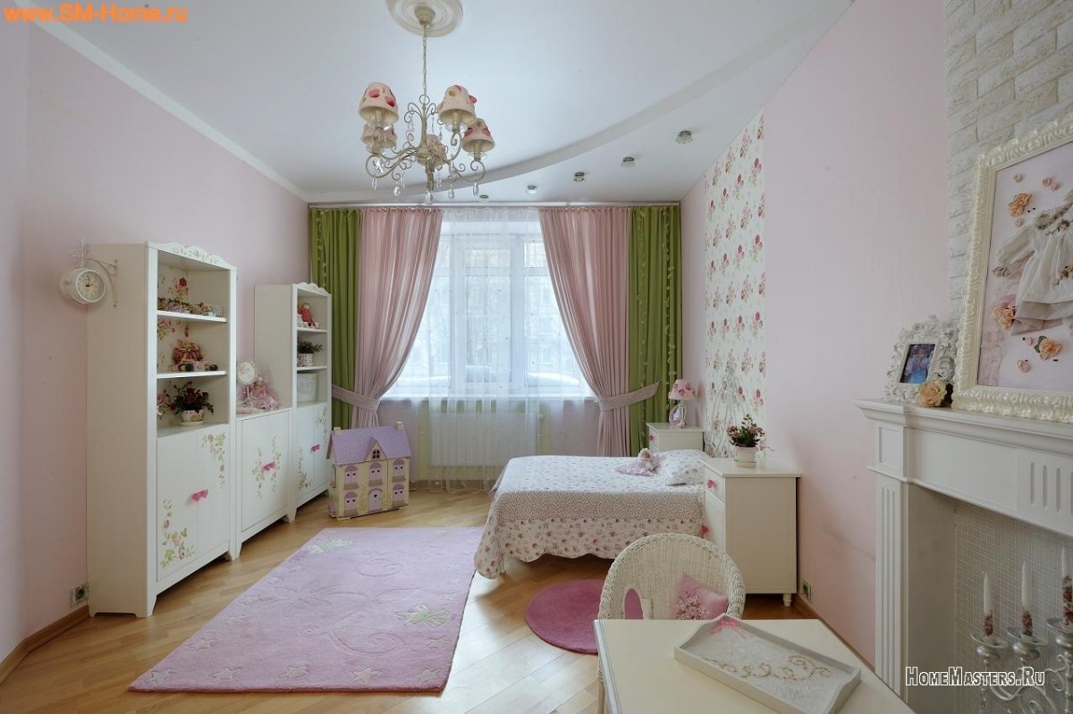 Комната для девочки с двумя окнами