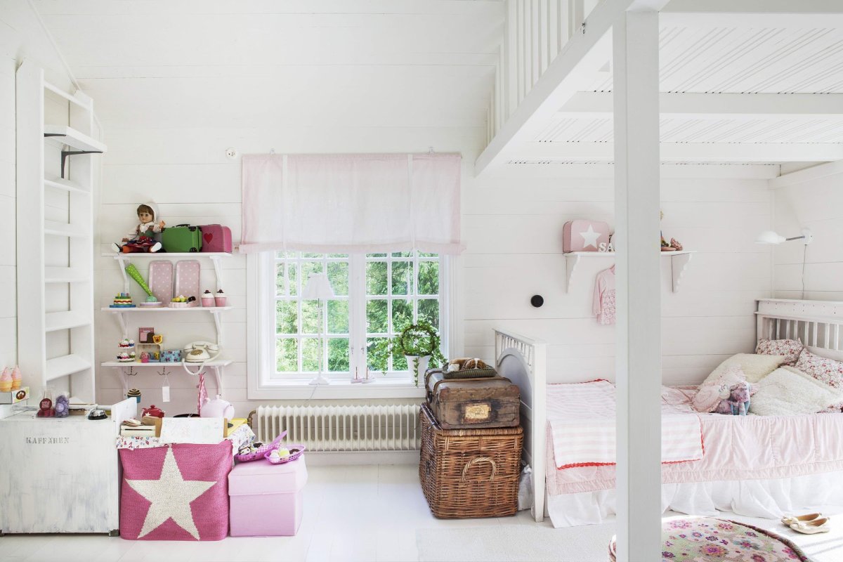 Детская комната с большим окном
