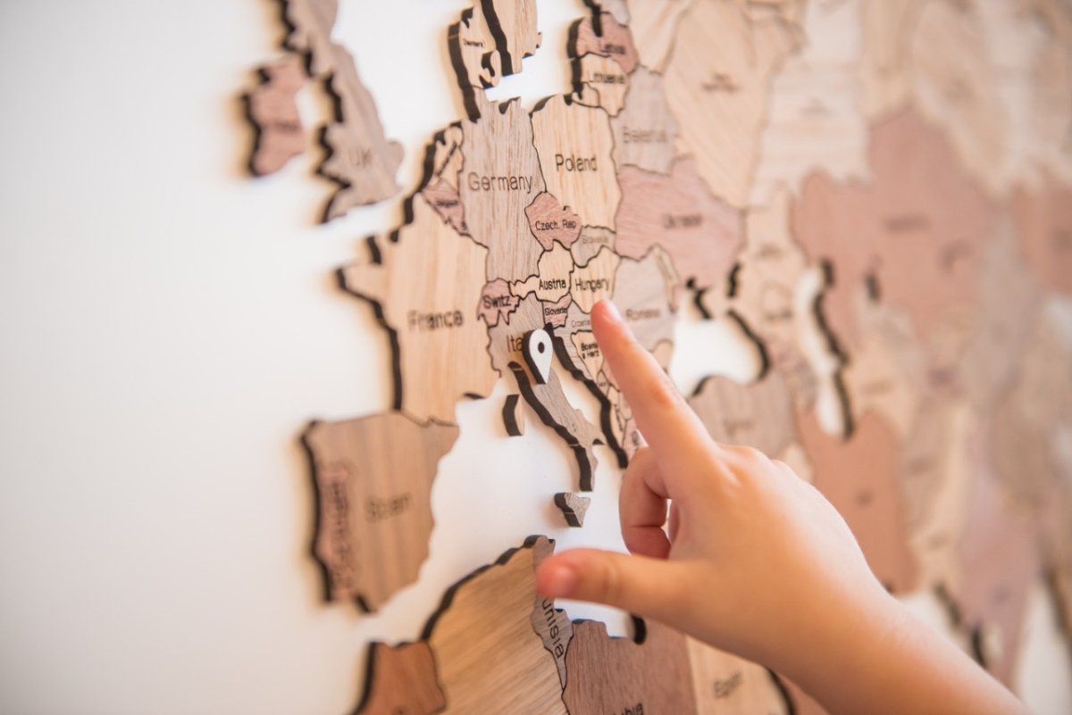 Географическая карта в интерьере детской