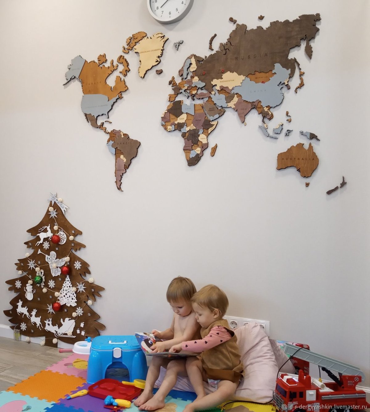 Многоуровневая карта мира из дерева