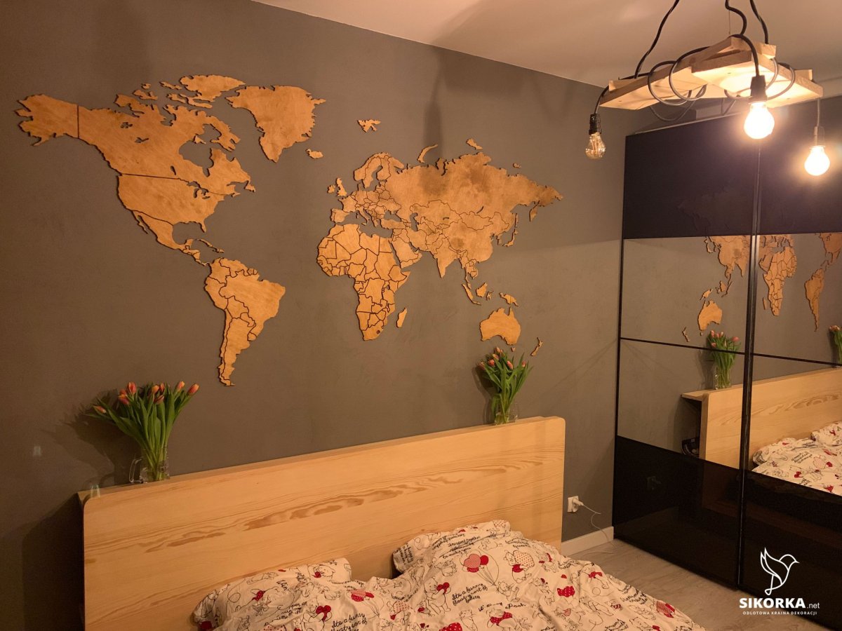 Интерьер спальни с деревянной картой мира