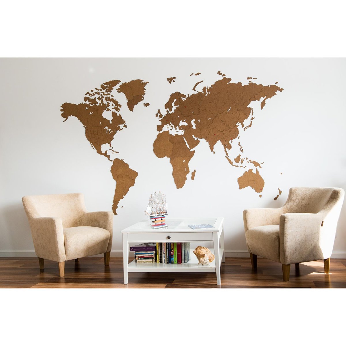Пробковая карта мира в интерьере